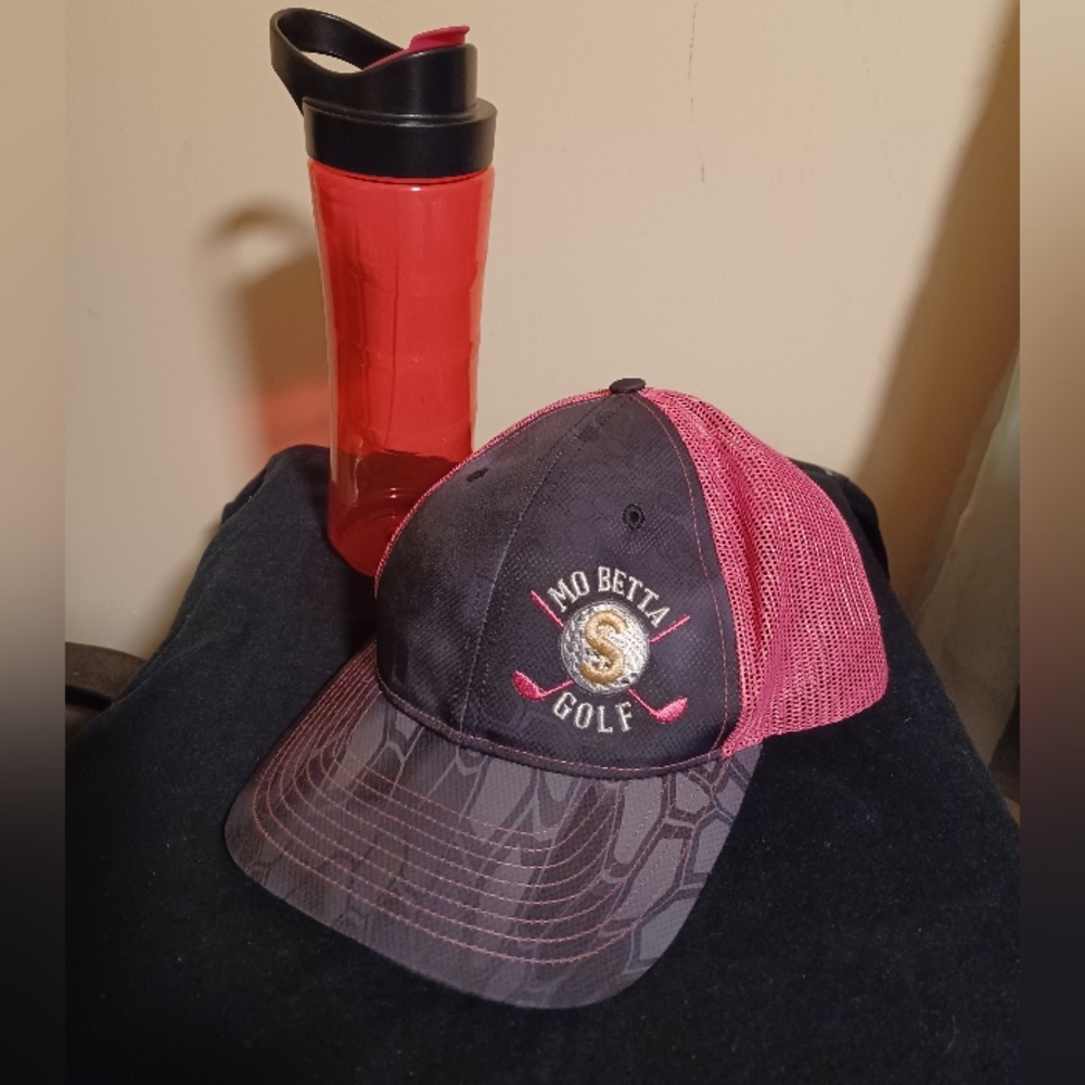 Hot pink & black 2pc: mo betta cap & water bottle. (031123C)